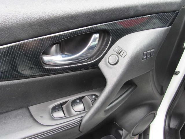 Photo of 2017 White Nissan Rogue