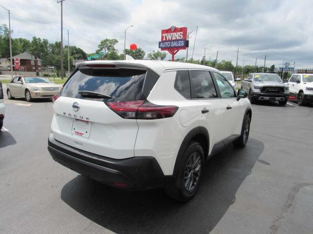 Photo of 2021 Glacier White Nissan Rogue