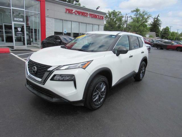 Photo of 2021 Glacier White Nissan Rogue