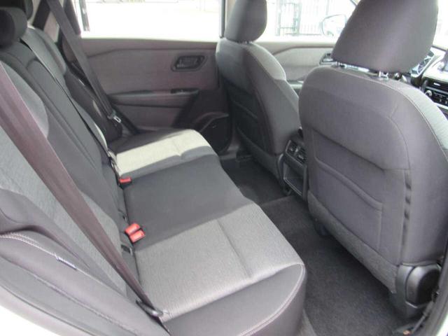 Photo of 2021 Glacier White Nissan Rogue