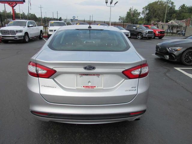 Photo of 2014 Silver Ford Fusion Hybrid