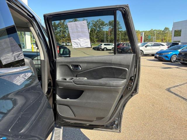 Photo of 2016 Black Forest Pearl Honda Pilot