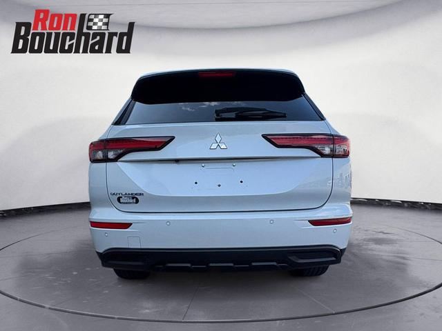 Photo of 2022 White Diamond Mitsubishi Outlander