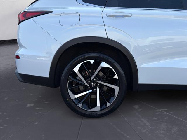 Photo of 2022 White Diamond Mitsubishi Outlander