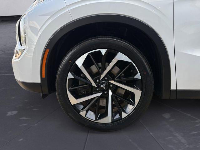 Photo of 2022 White Diamond Mitsubishi Outlander