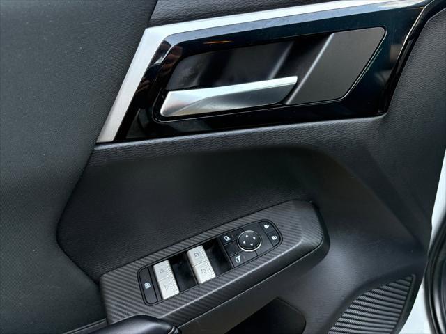 Photo of 2022 White Diamond Mitsubishi Outlander