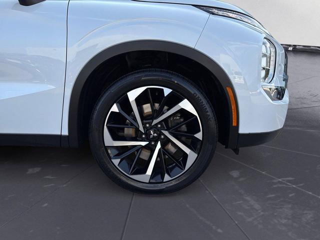 Photo of 2022 White Diamond Mitsubishi Outlander