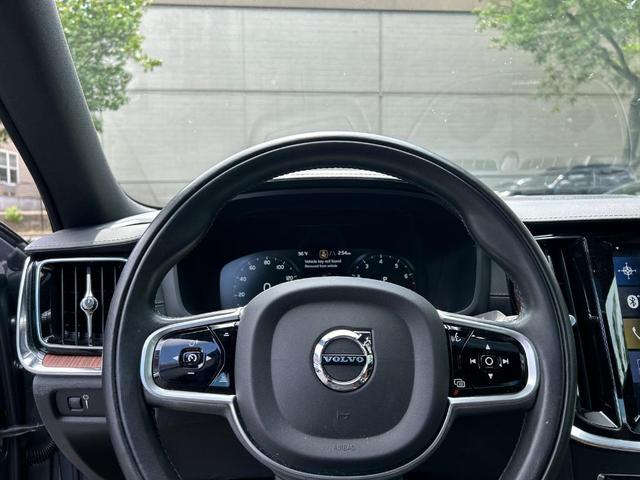 Photo of 2019 Gray Metallic Volvo S60