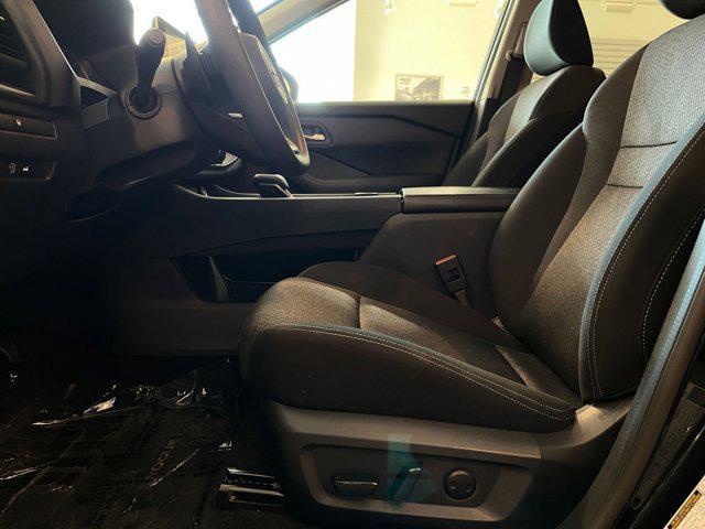 Photo of 2024 Super Black Nissan Rogue