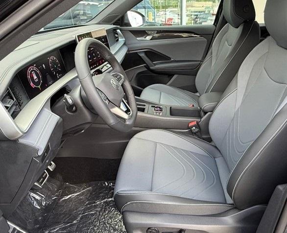 Photo of 2025 Deep Black Pearl Effect Volkswagen Tiguan