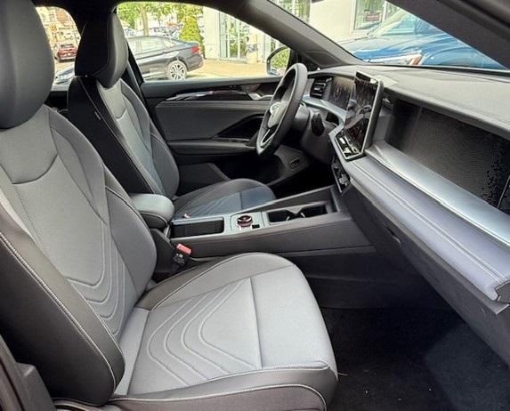 Photo of 2025 Deep Black Pearl Effect Volkswagen Tiguan