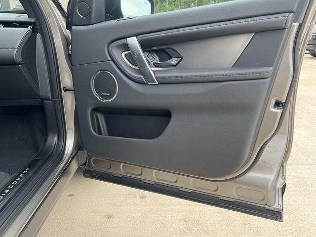 Photo of 2025 Silicon Silver Premium Metallic Land Rover Discovery Sport