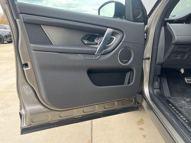 Photo of 2025 Silicon Silver Premium Metallic Land Rover Discovery Sport