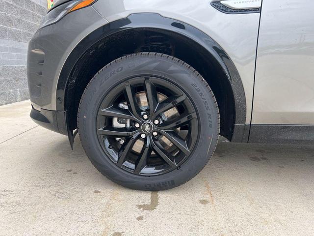 Photo of 2025 Silicon Silver Premium Metallic Land Rover Discovery Sport