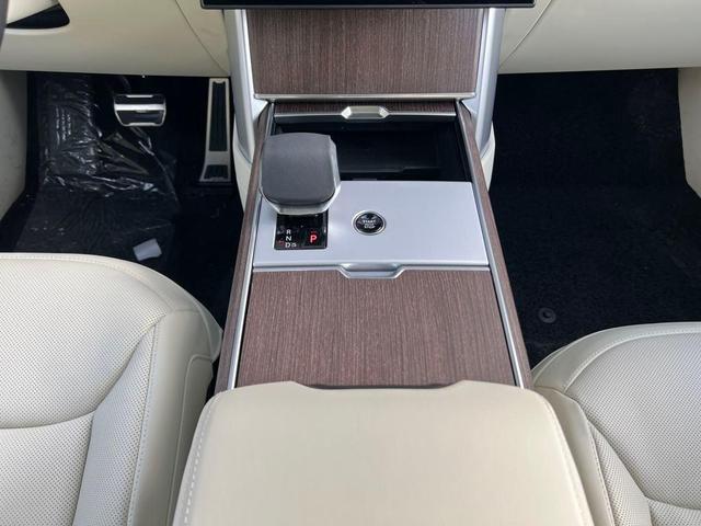Photo of 2025 Ostuni Pearl White Premium Metallic Land Rover Range Rover
