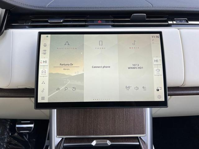 Photo of 2025 Ostuni Pearl White Premium Metallic Land Rover Range Rover