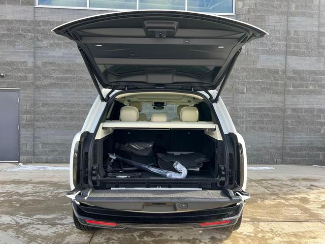 Photo of 2025 Ostuni Pearl White Premium Metallic Land Rover Range Rover