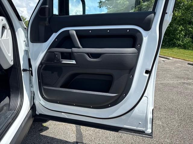 Photo of 2025 Fuji White Land Rover Defender