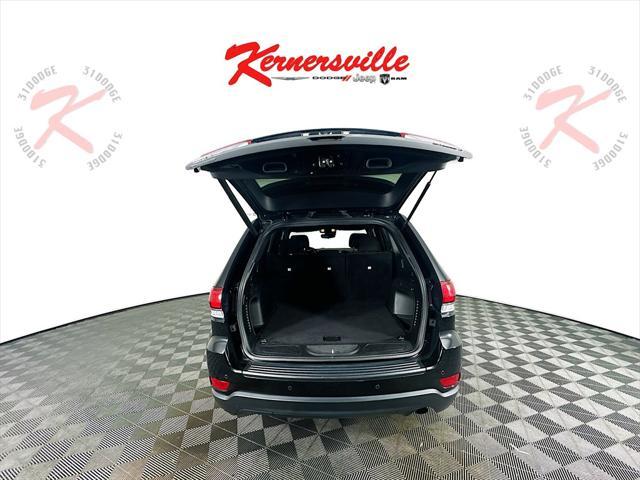 Photo of 2021 Diamond Black Crystal Pearlcoat Jeep Grand Cherokee