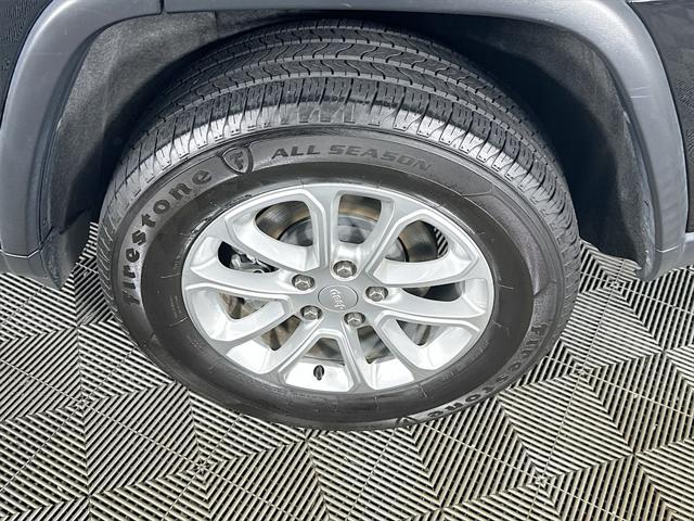 Photo of 2021 Diamond Black Crystal Pearlcoat Jeep Grand Cherokee