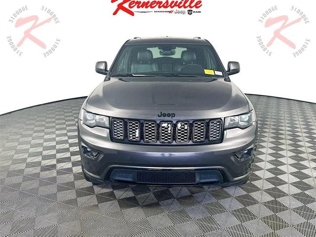 Photo of 2018 Granite Crystal Metallic Clearcoat Jeep Grand Cherokee