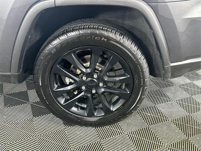 Photo of 2018 Granite Crystal Metallic Clearcoat Jeep Grand Cherokee