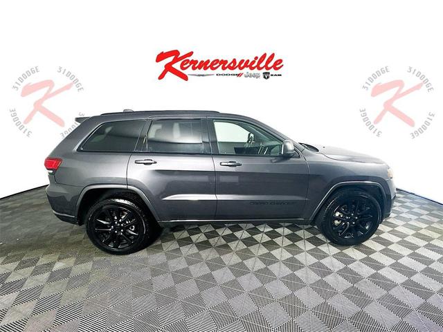 Photo of 2018 Granite Crystal Metallic Clearcoat Jeep Grand Cherokee