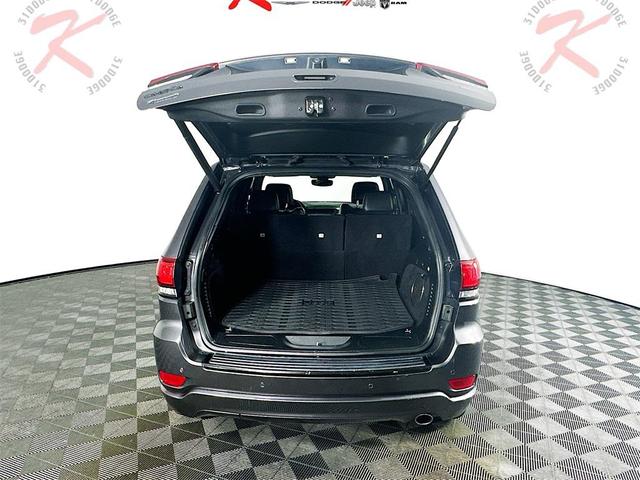 Photo of 2018 Granite Crystal Metallic Clearcoat Jeep Grand Cherokee