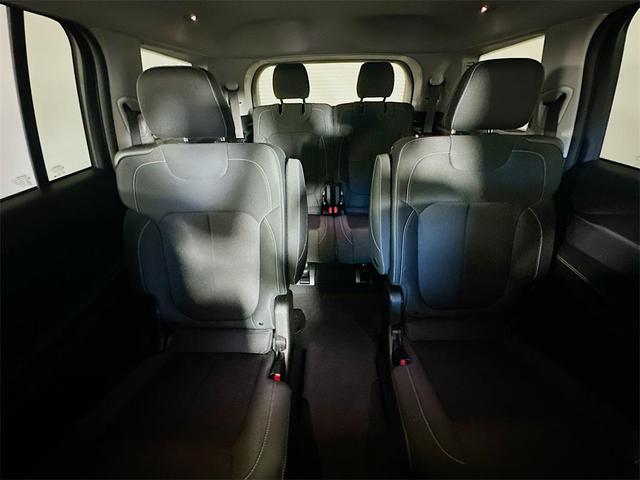 Photo of 2023 Diamond Black Crystal Pearlcoat Jeep Grand Cherokee L