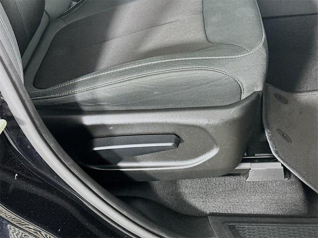 Photo of 2023 Diamond Black Crystal Pearlcoat Jeep Grand Cherokee L