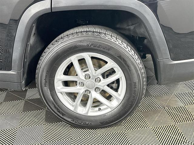 Photo of 2023 Diamond Black Crystal Pearlcoat Jeep Grand Cherokee L