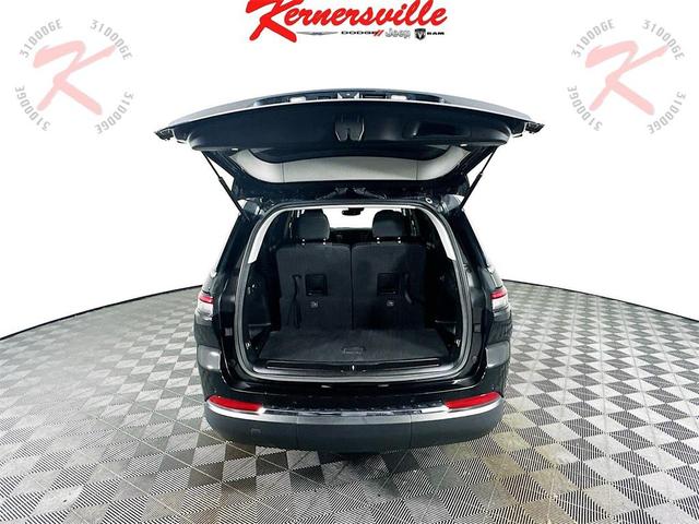 Photo of 2023 Diamond Black Crystal Pearlcoat Jeep Grand Cherokee L