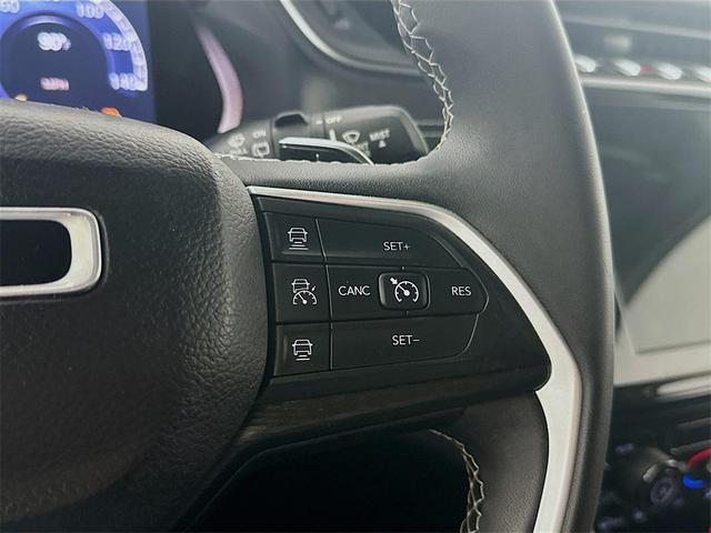 Photo of 2023 Diamond Black Crystal Pearlcoat Jeep Grand Cherokee L
