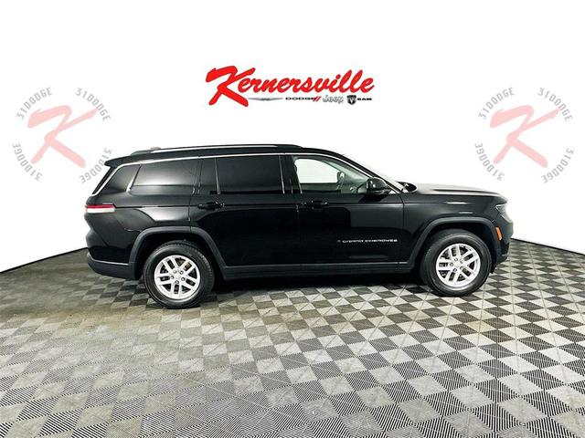 Photo of 2023 Diamond Black Crystal Pearlcoat Jeep Grand Cherokee L