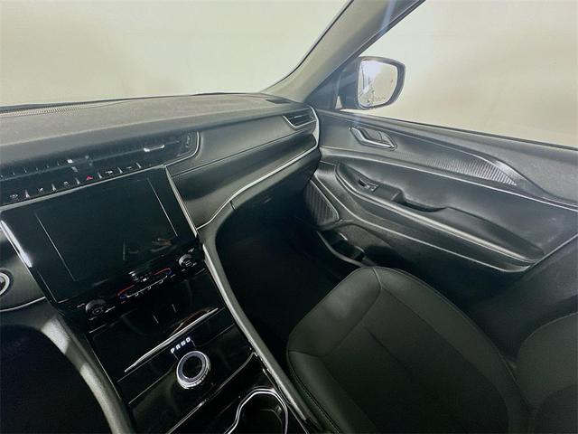 Photo of 2023 Diamond Black Crystal Pearlcoat Jeep Grand Cherokee L