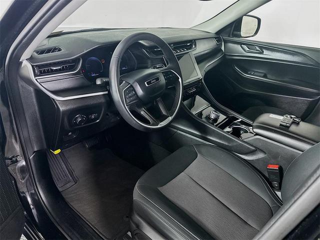 Photo of 2023 Diamond Black Crystal Pearlcoat Jeep Grand Cherokee L