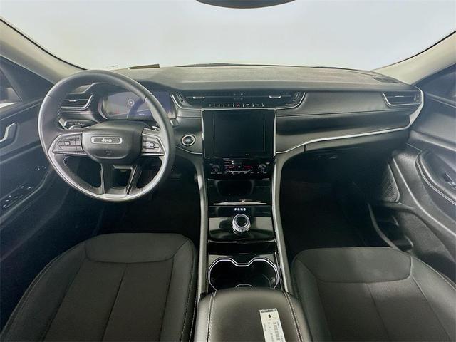 Photo of 2023 Diamond Black Crystal Pearlcoat Jeep Grand Cherokee L