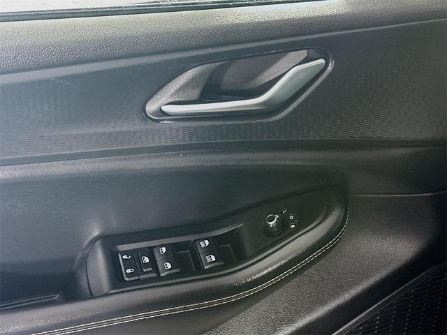 Photo of 2023 Diamond Black Crystal Pearlcoat Jeep Grand Cherokee L