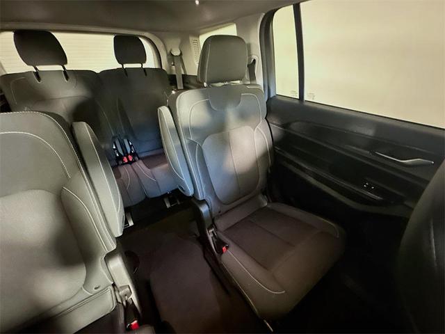 Photo of 2023 Diamond Black Crystal Pearlcoat Jeep Grand Cherokee L