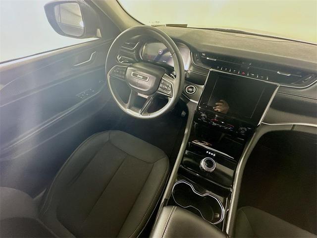 Photo of 2023 Diamond Black Crystal Pearlcoat Jeep Grand Cherokee L