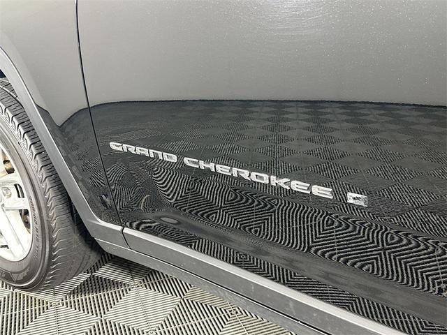 Photo of 2023 Diamond Black Crystal Pearlcoat Jeep Grand Cherokee L