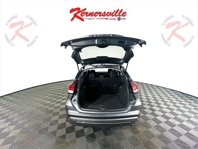 Photo of 2023 Gun Metallic Nissan Kicks