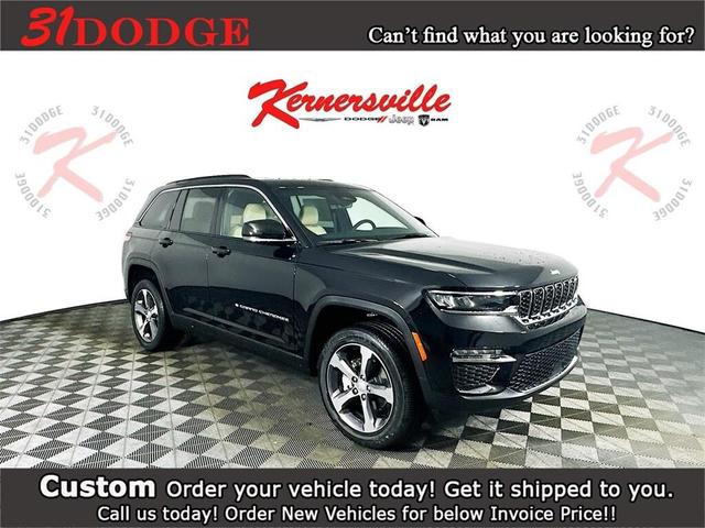 Photo of 2025 Diamond Black Crystal Pearlcoat Jeep Grand Cherokee