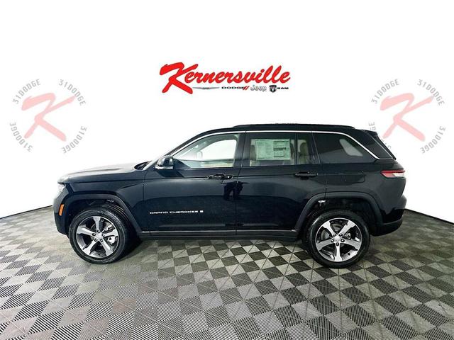 Photo of 2025 Diamond Black Crystal Pearlcoat Jeep Grand Cherokee