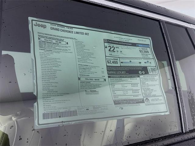 Photo of 2025 Diamond Black Crystal Pearlcoat Jeep Grand Cherokee