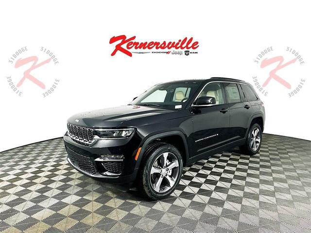 Photo of 2025 Diamond Black Crystal Pearlcoat Jeep Grand Cherokee