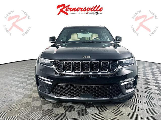 Photo of 2025 Diamond Black Crystal Pearlcoat Jeep Grand Cherokee