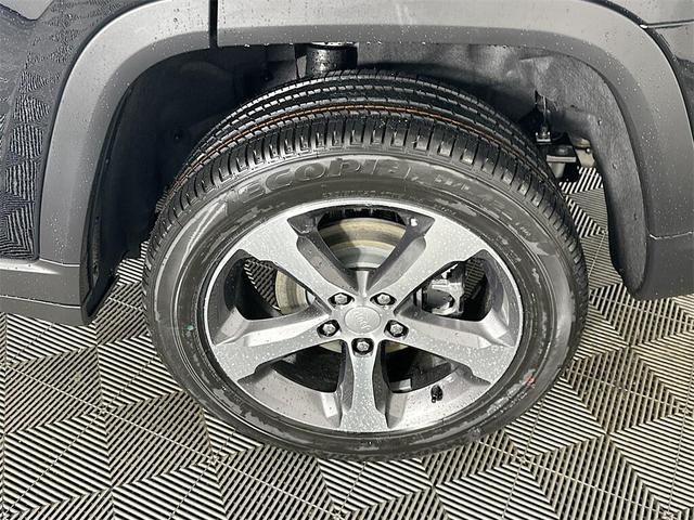 Photo of 2025 Diamond Black Crystal Pearlcoat Jeep Grand Cherokee