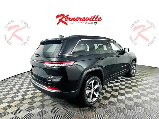 Photo of 2025 Diamond Black Crystal Pearlcoat Jeep Grand Cherokee