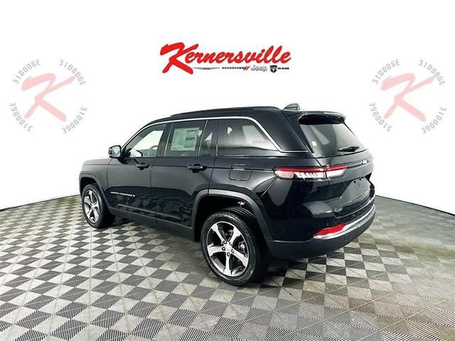 Photo of 2025 Diamond Black Crystal Pearlcoat Jeep Grand Cherokee
